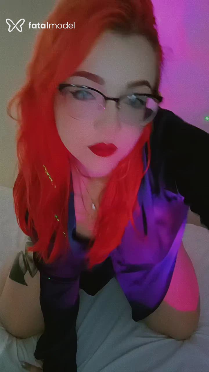 Acompanhante mulher ruiva (o) de olhos cinza - Rainbo***itch