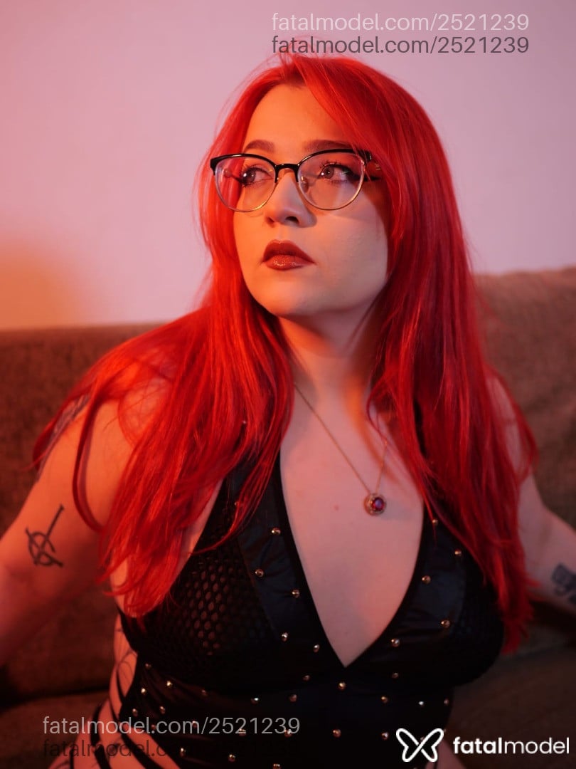 Acompanhante mulher ruiva (o) de olhos cinza - Rainbo***itch