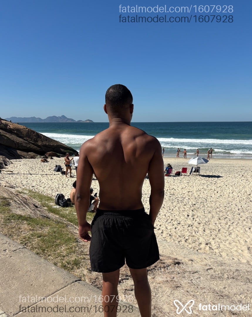 Acompanhante homem morena (o) de olhos pretos - Theo