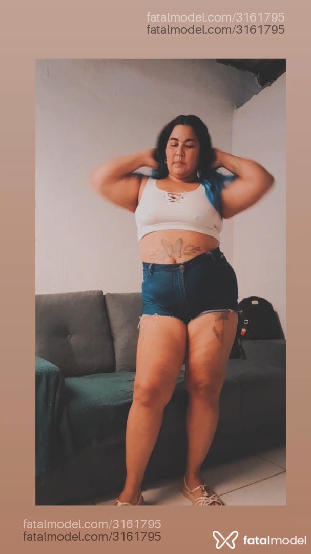 Acompanhante mulher com cabelo colorido de olhos castanhos - Beatriz Sales