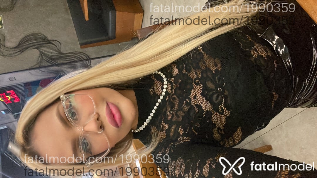 Acompanhante mulher loira (o) de olhos castanhos - Bianka