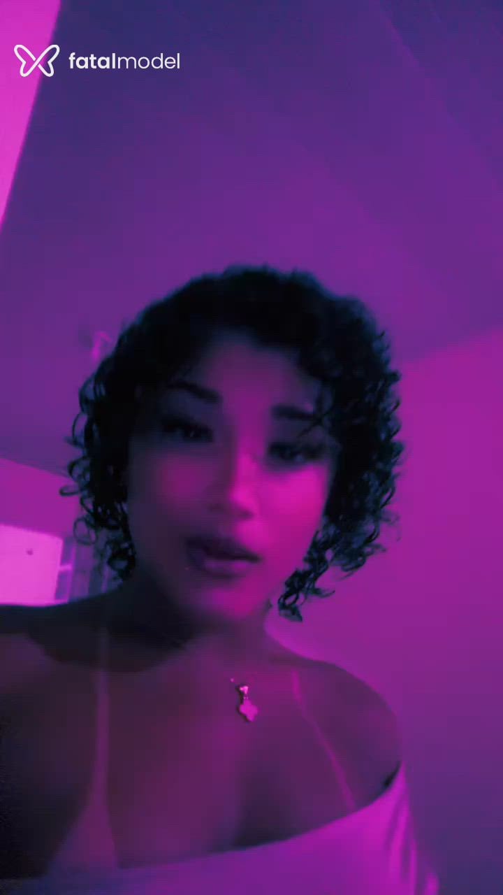 Acompanhante mulher loira (o) de olhos castanhos - Ester