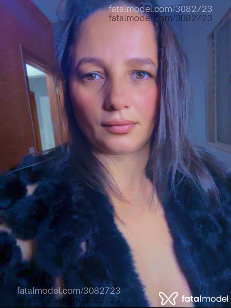 Acompanhante mulher com cabelo castanho de olhos castanhos - Maria Luiza