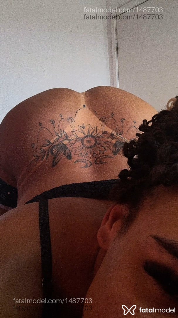 Acompanhante mulher trans morena (o) de olhos castanhos - Victória