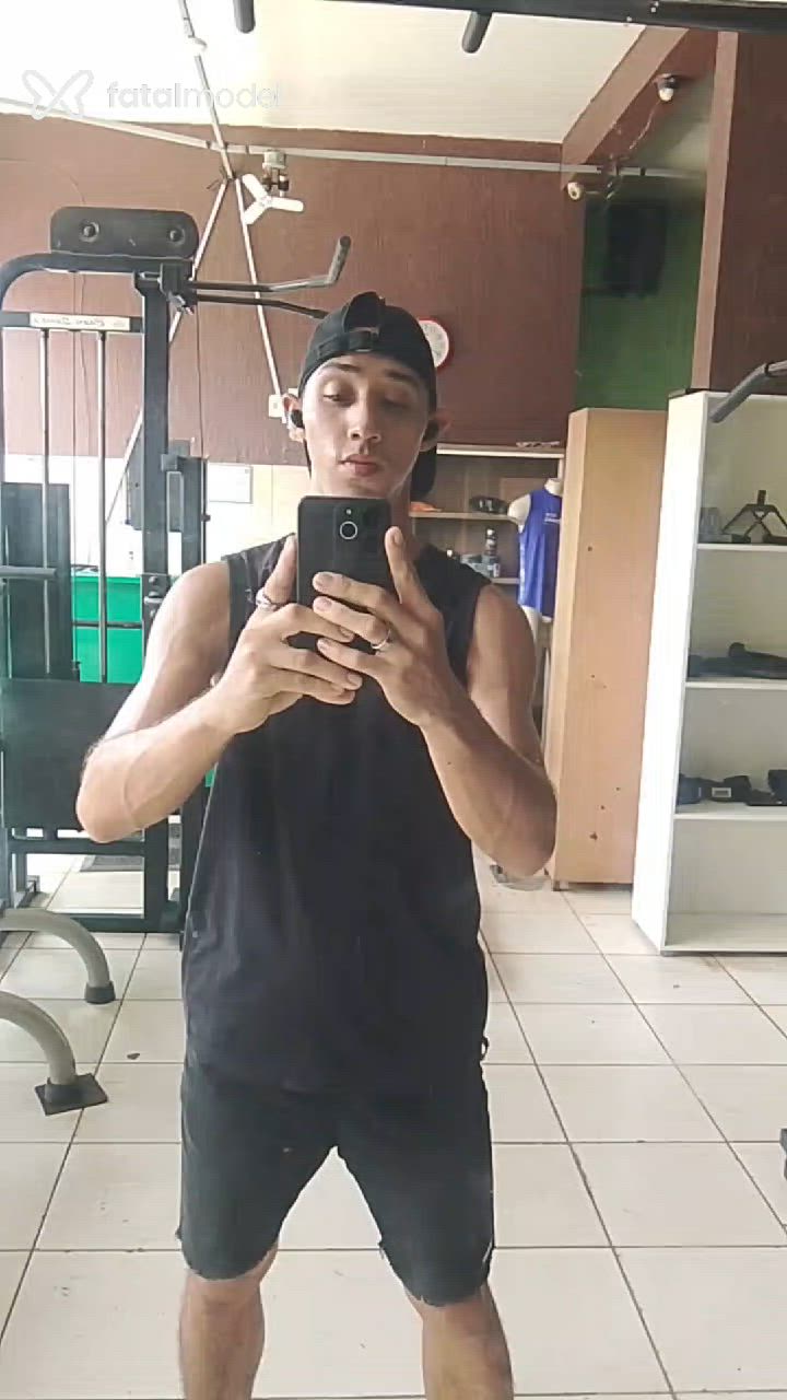 Acompanhante não-binário com cabelo castanho de olhos pretos - Hernanes