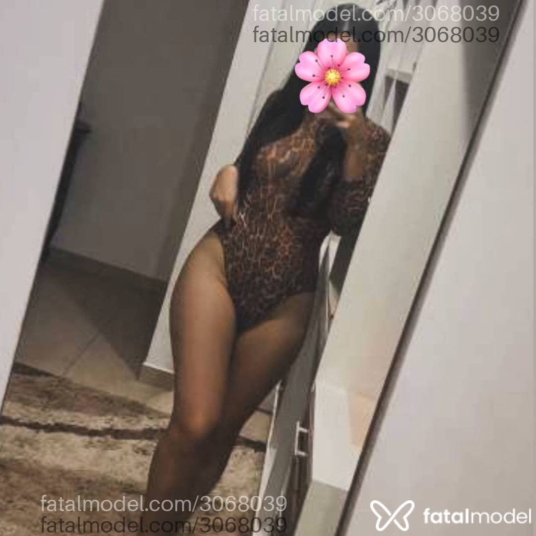 Acompanhante mulher com cabelo castanho de olhos castanhos - Julia Ferraz