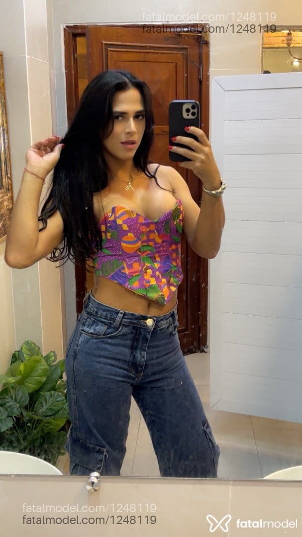 Acompanhante mulher trans com cabelo castanho de olhos castanhos - Maysa Razel