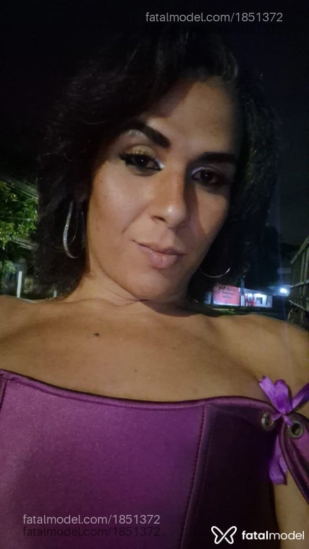 Acompanhante mulher trans morena (o) de olhos pretos - Nycolle Nakamura