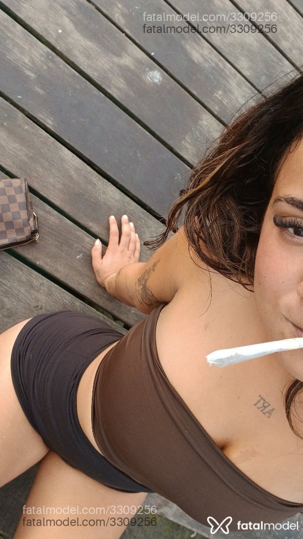 Acompanhante mulher loira (o) de olhos castanhos - Milinha