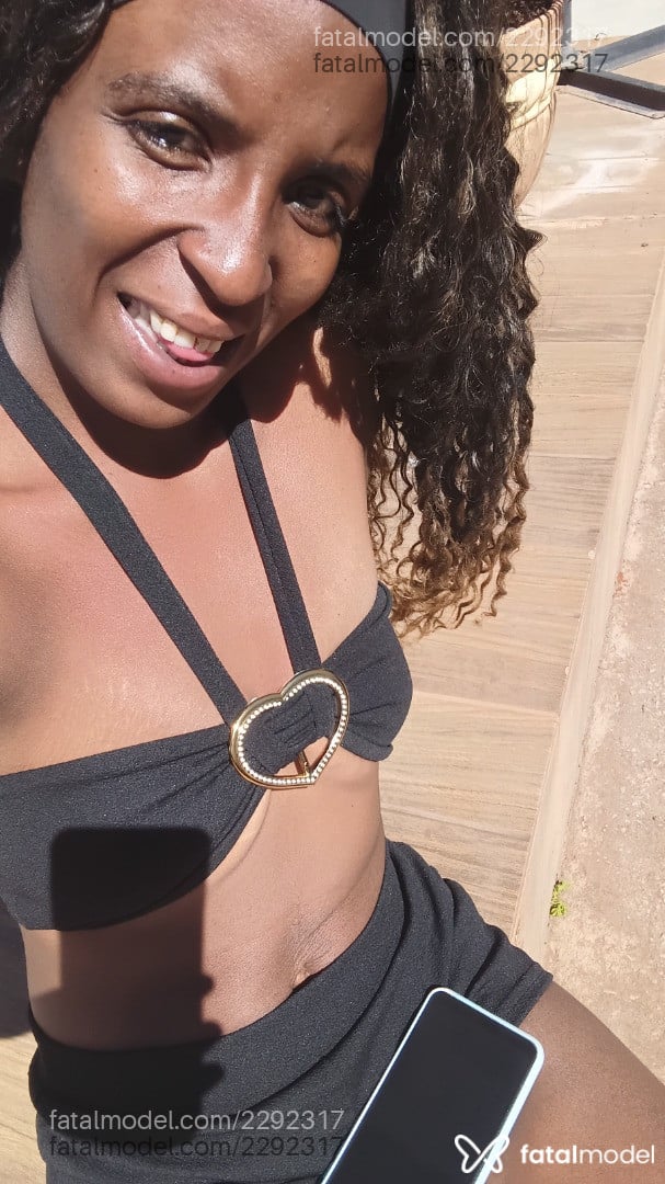 Acompanhante mulher morena (o) de olhos pretos - Carine Martins