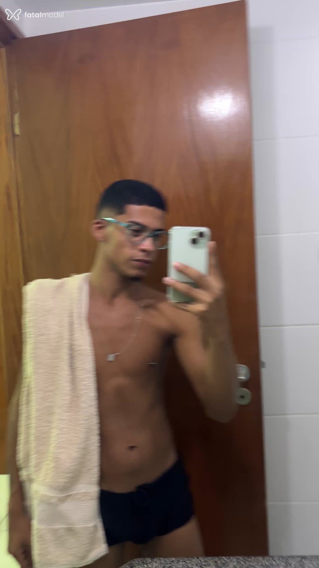 Acompanhante homem morena (o) de olhos pretos - Medina