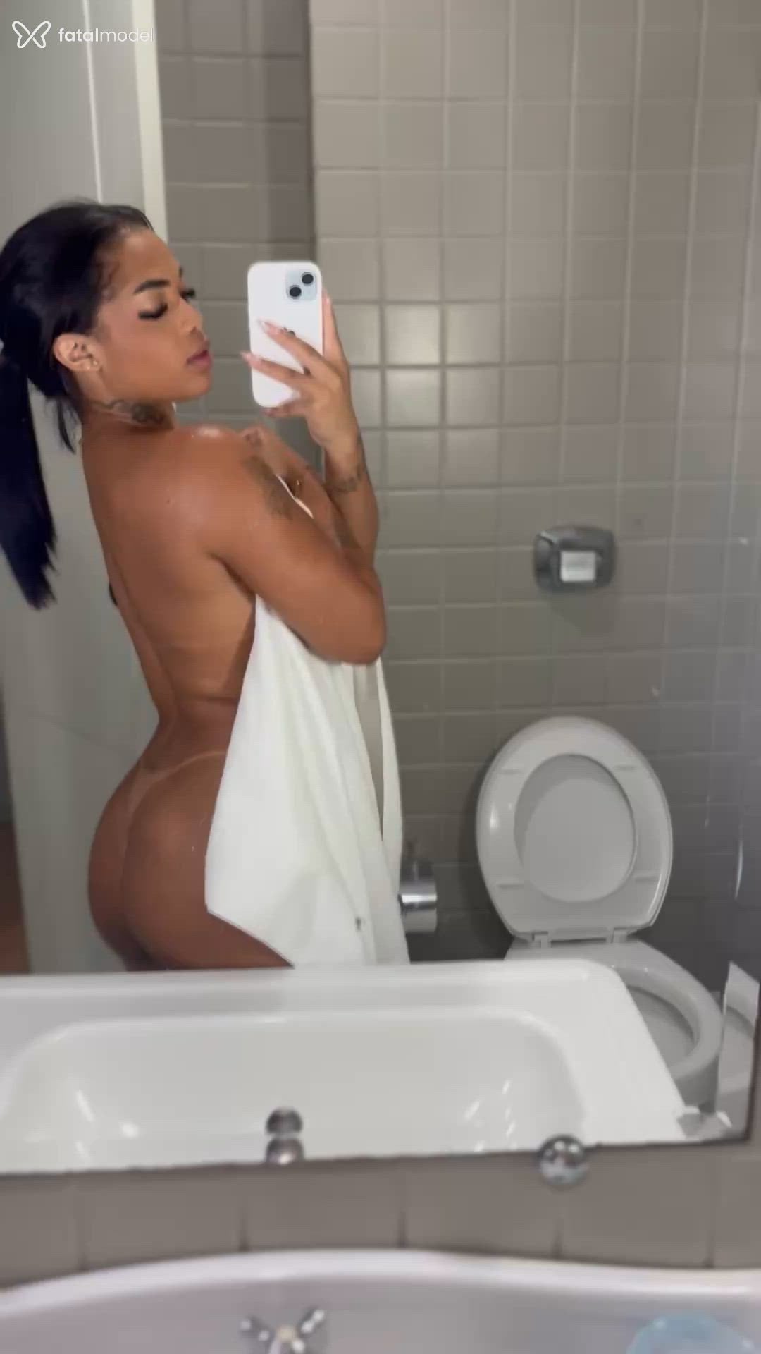 Acompanhante mulher com cabelo castanho de olhos pretos - Cleópatra Acompanhante mulher com cabelo castanho de olhos pretos - Cleópatra