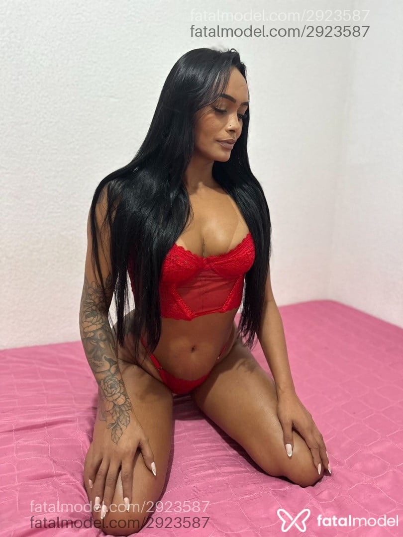 Acompanhante mulher morena (o) de olhos castanhos - Morena