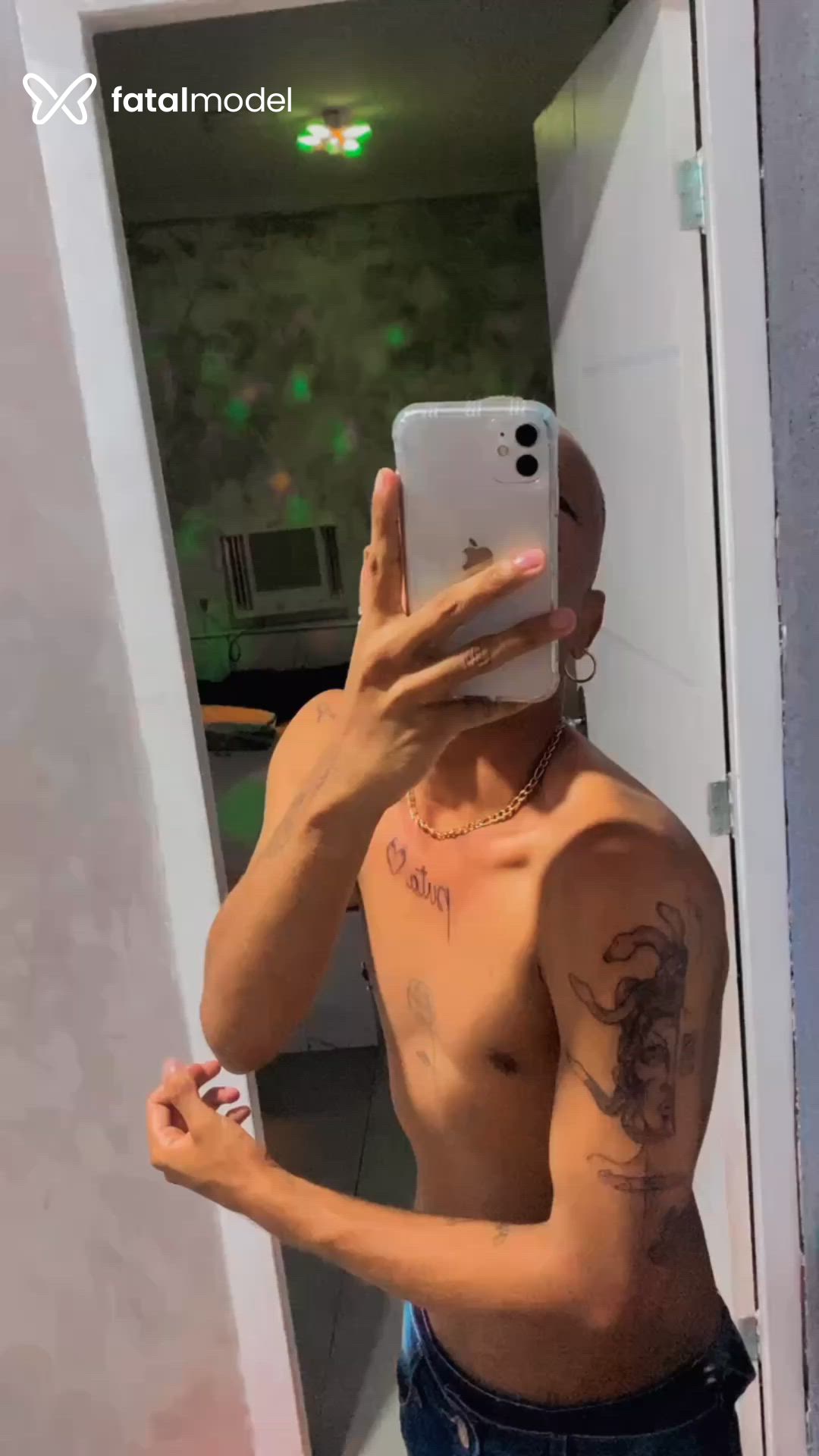 Acompanhante homem loira (o) de olhos pretos - Ryan