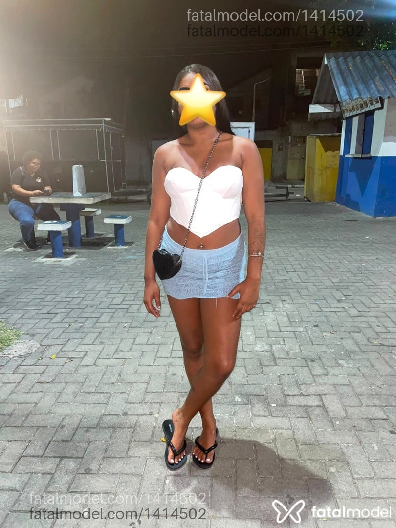 Acompanhante mulher morena (o) de olhos castanhos - Lua Acompanhante mulher morena (o) de olhos castanhos - Lua