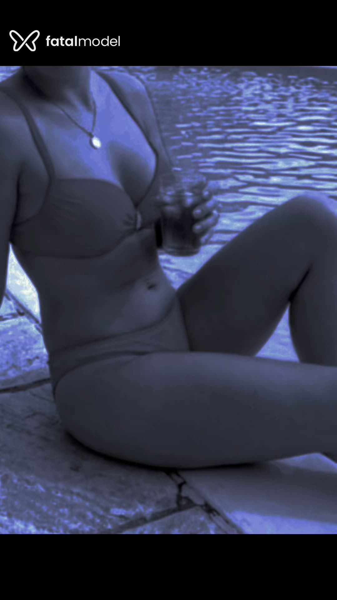 Acompanhante mulher loira (o) de olhos castanhos - Loy