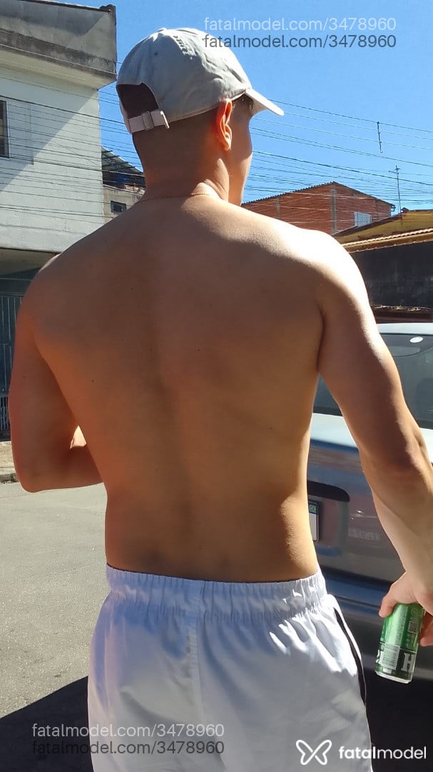 Acompanhante homem com cabelo castanho de olhos mel - Alemão Acompanhante homem com cabelo castanho de olhos mel - Alemão