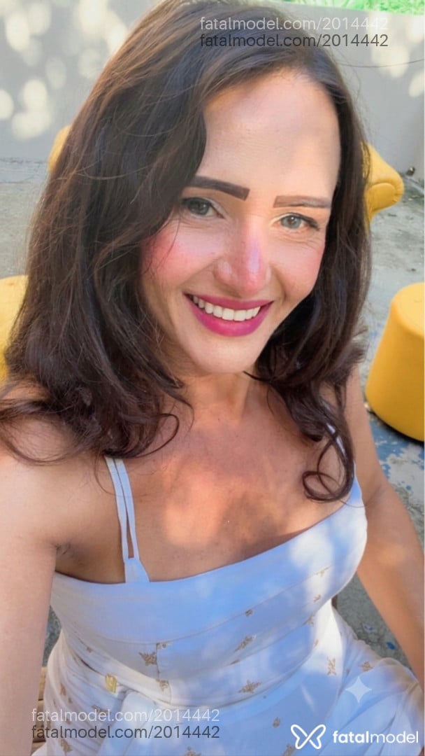 Acompanhante mulher trans com cabelo castanho de olhos castanhos - Letícia