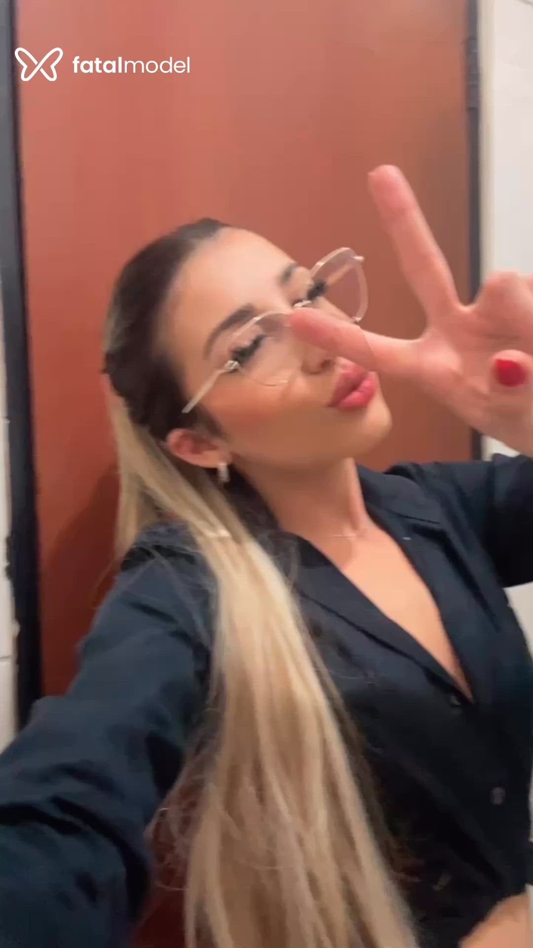 Acompanhante mulher loira (o) de olhos castanhos - Julia