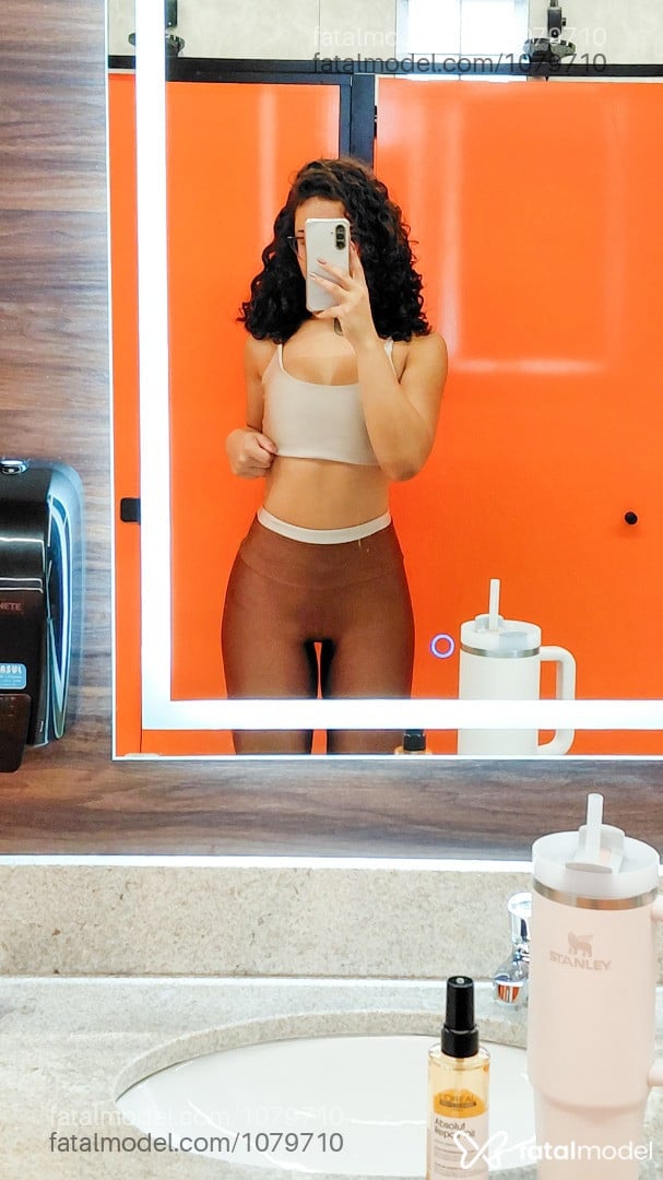 Acompanhante mulher trans morena (o) de olhos castanhos - Bella