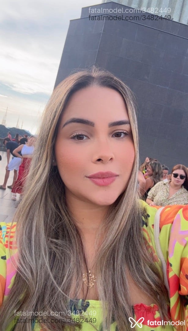 Acompanhante mulher loira (o) de olhos mel - Talita Acompanhante mulher loira (o) de olhos mel - Talita