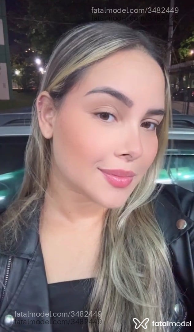 Acompanhante mulher loira (o) de olhos mel - Talita Acompanhante mulher loira (o) de olhos mel - Talita