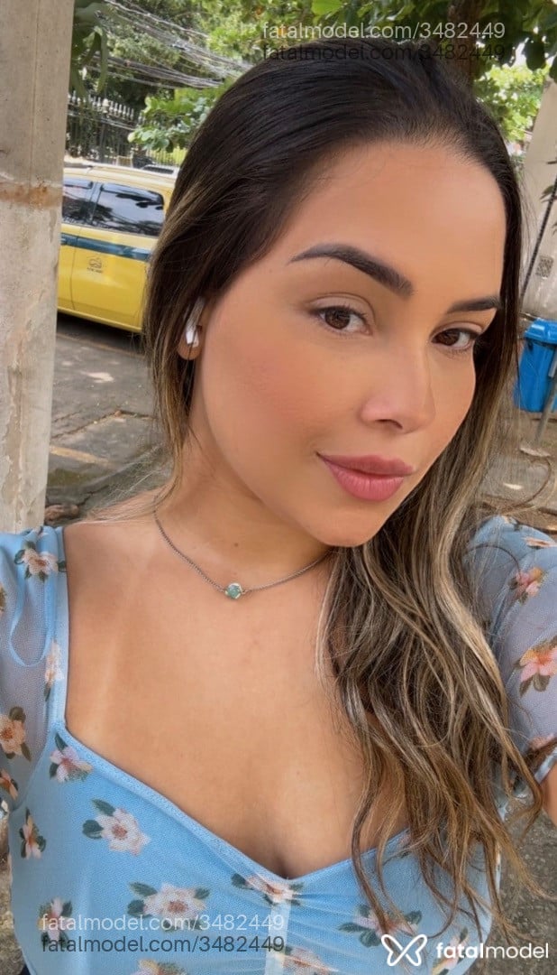 Acompanhante mulher loira (o) de olhos mel - Talita Acompanhante mulher loira (o) de olhos mel - Talita