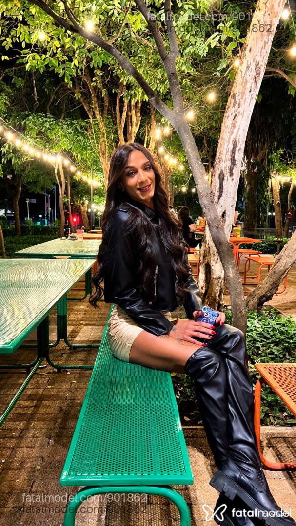 Acompanhante mulher trans com cabelo castanho de olhos castanhos - Magrinha