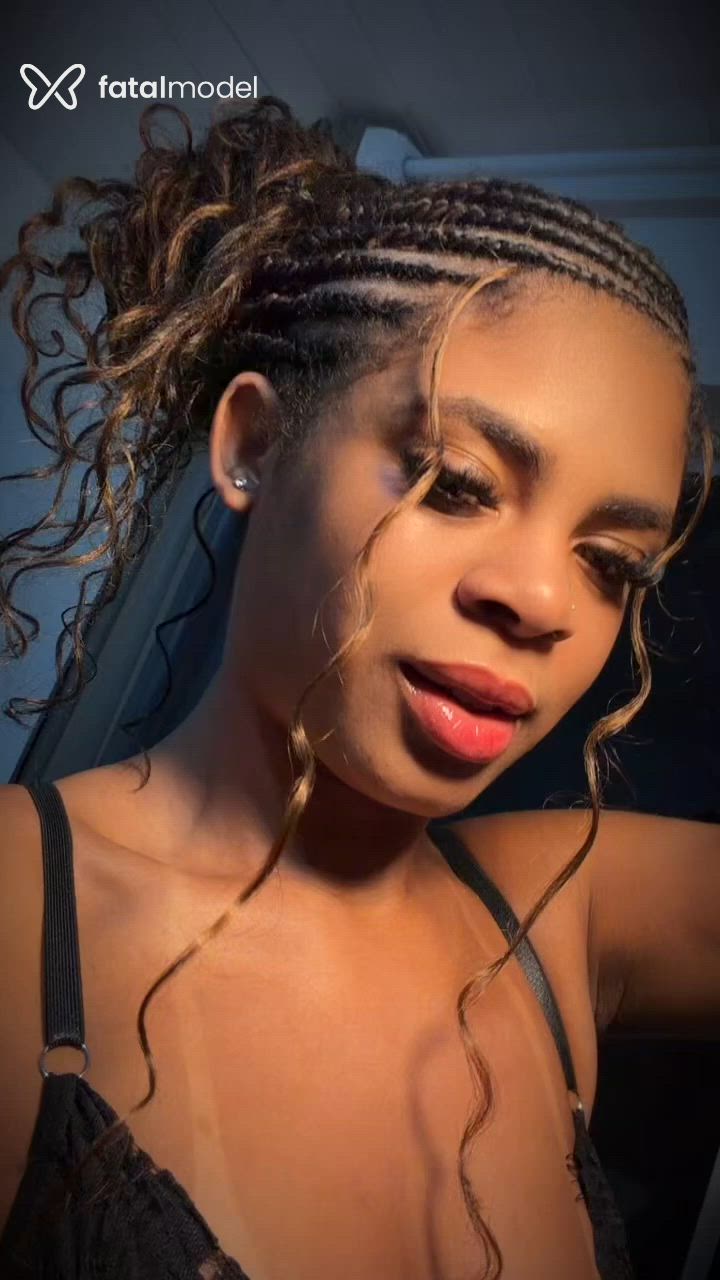 Acompanhante mulher com cabelo castanho de olhos castanhos - Luna Acompanhante mulher com cabelo castanho de olhos castanhos - Luna