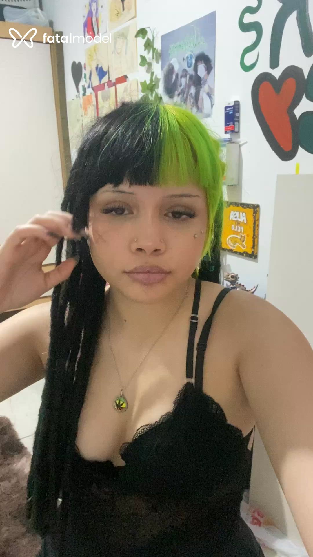 Acompanhante mulher com cabelo colorido de olhos castanhos - Slova