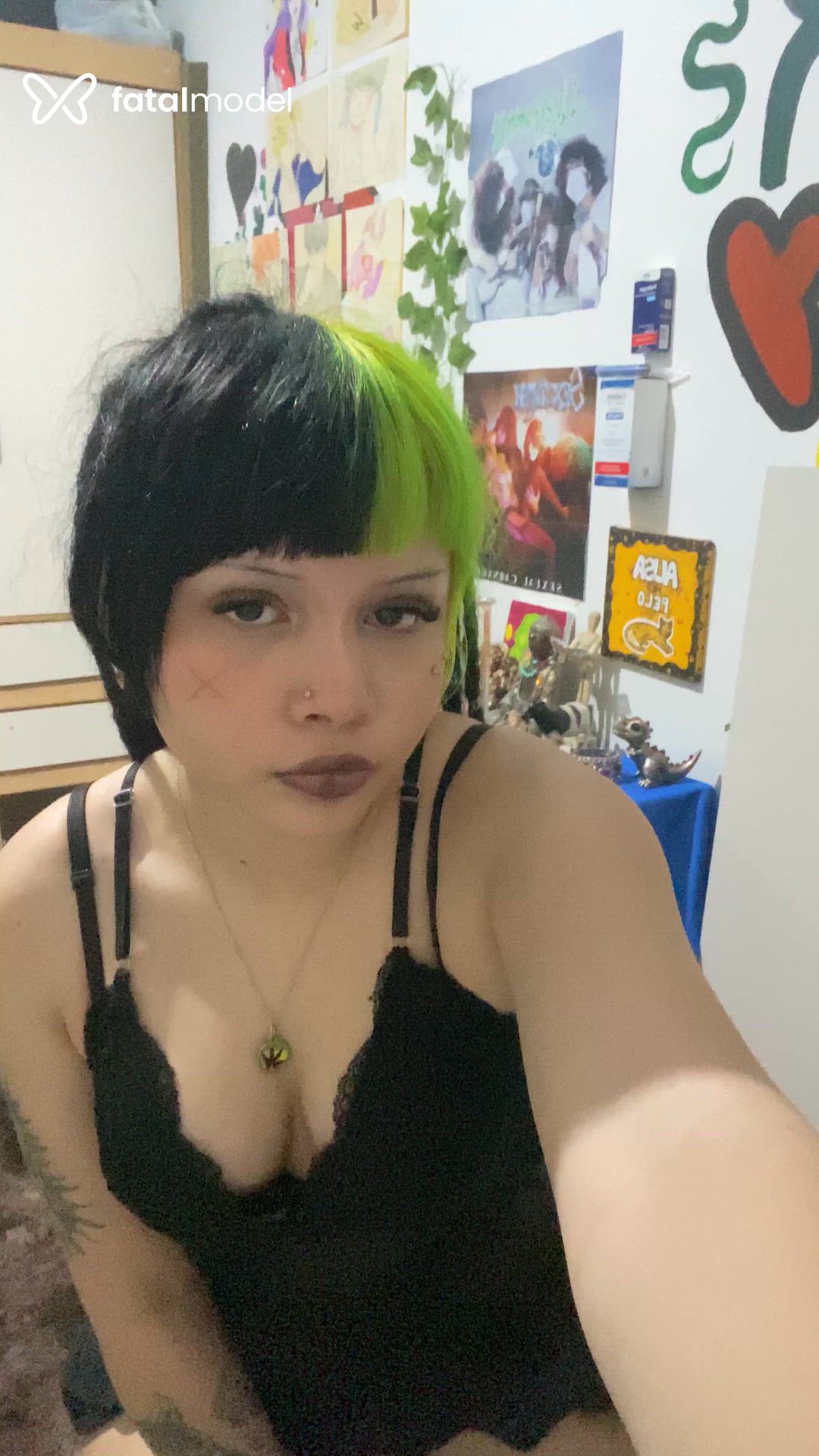 Acompanhante mulher com cabelo colorido de olhos castanhos - Slova