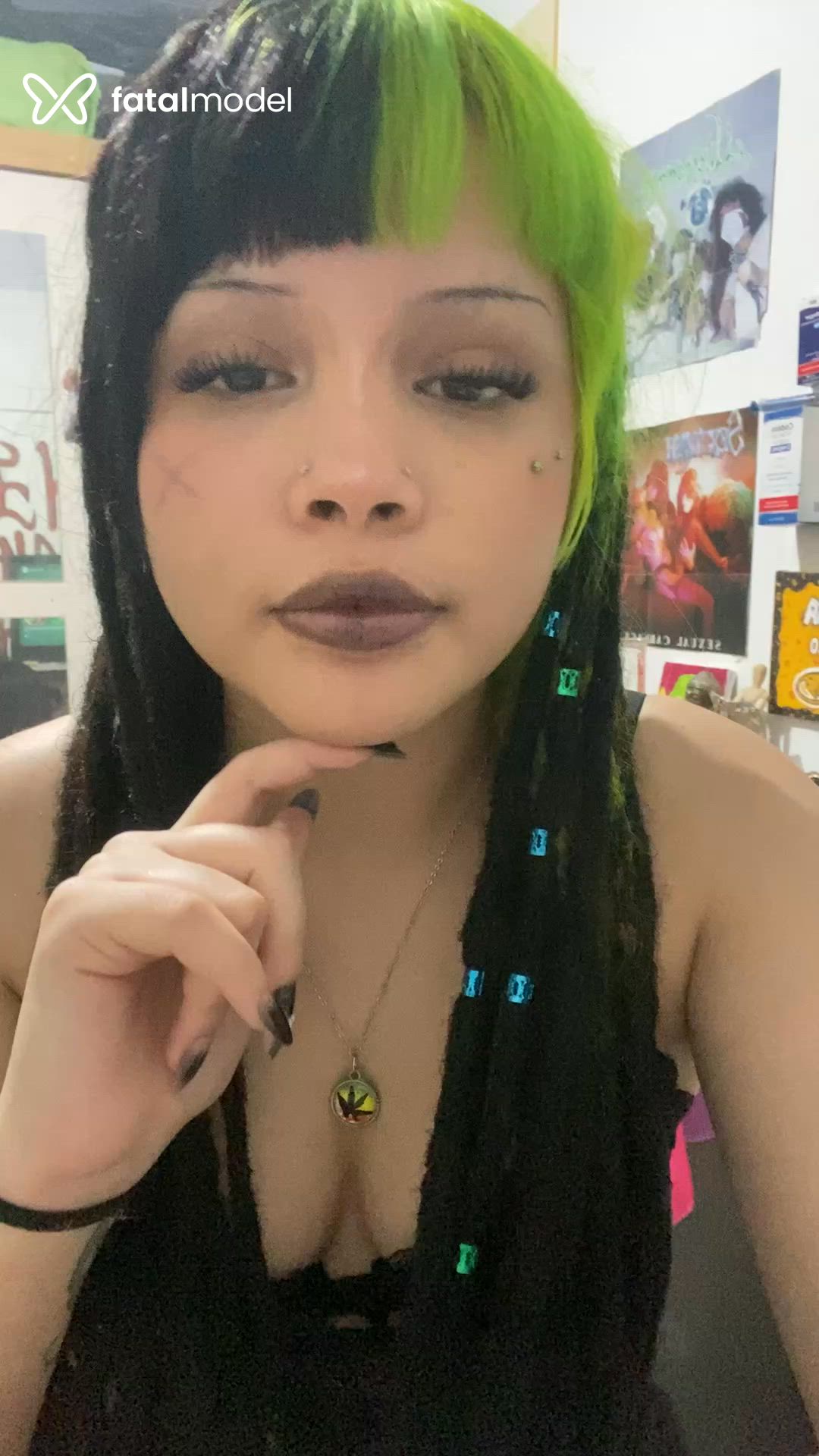 Acompanhante mulher com cabelo colorido de olhos castanhos - Slova