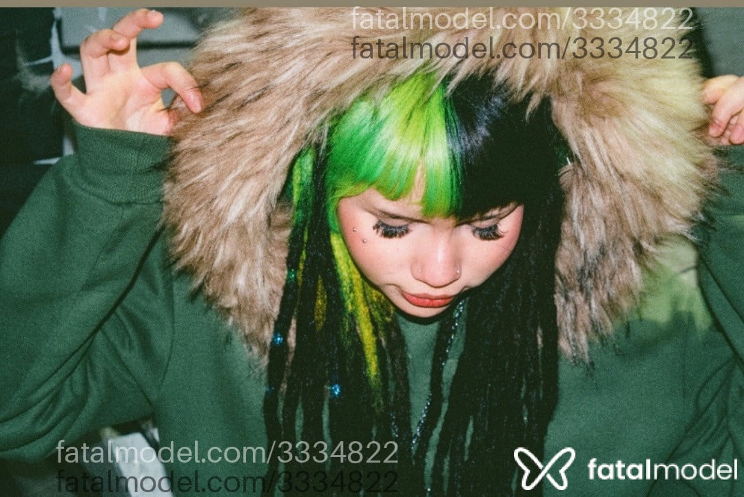 Acompanhante mulher com cabelo colorido de olhos castanhos - Slova