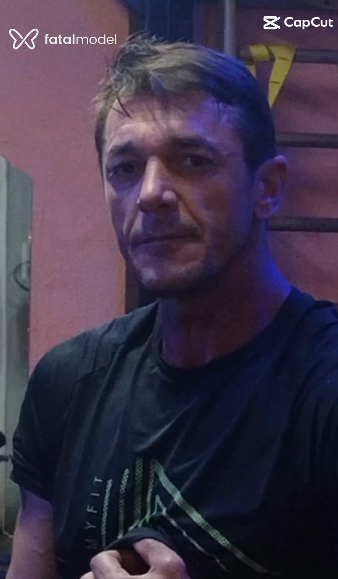 Acompanhante homem com cabelo castanho de olhos castanhos - Alemão Acompanhante homem com cabelo castanho de olhos castanhos - Alemão
