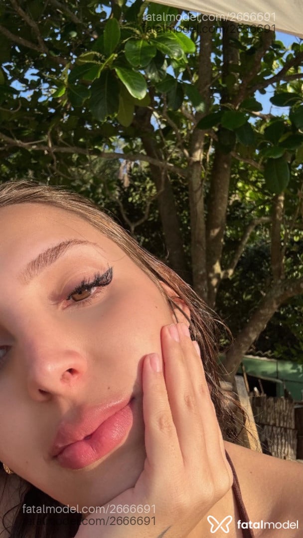 Acompanhante mulher com cabelo castanho de olhos castanhos - Livía Acompanhante mulher com cabelo castanho de olhos castanhos - Livía