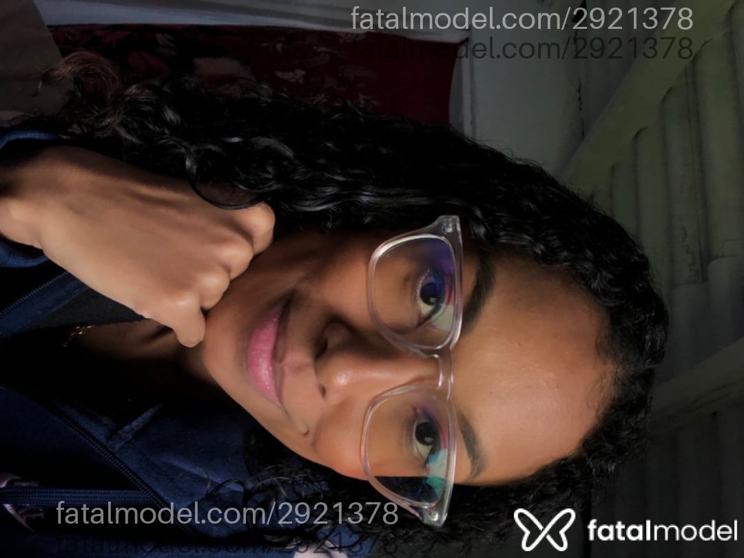 Acompanhante mulher morena (o) de olhos pretos - Luana