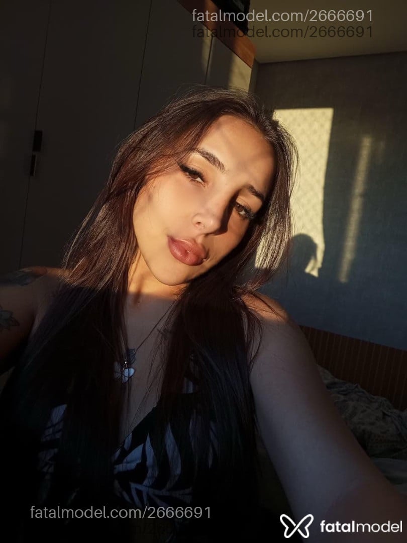 Acompanhante mulher com cabelo castanho de olhos castanhos - Livía