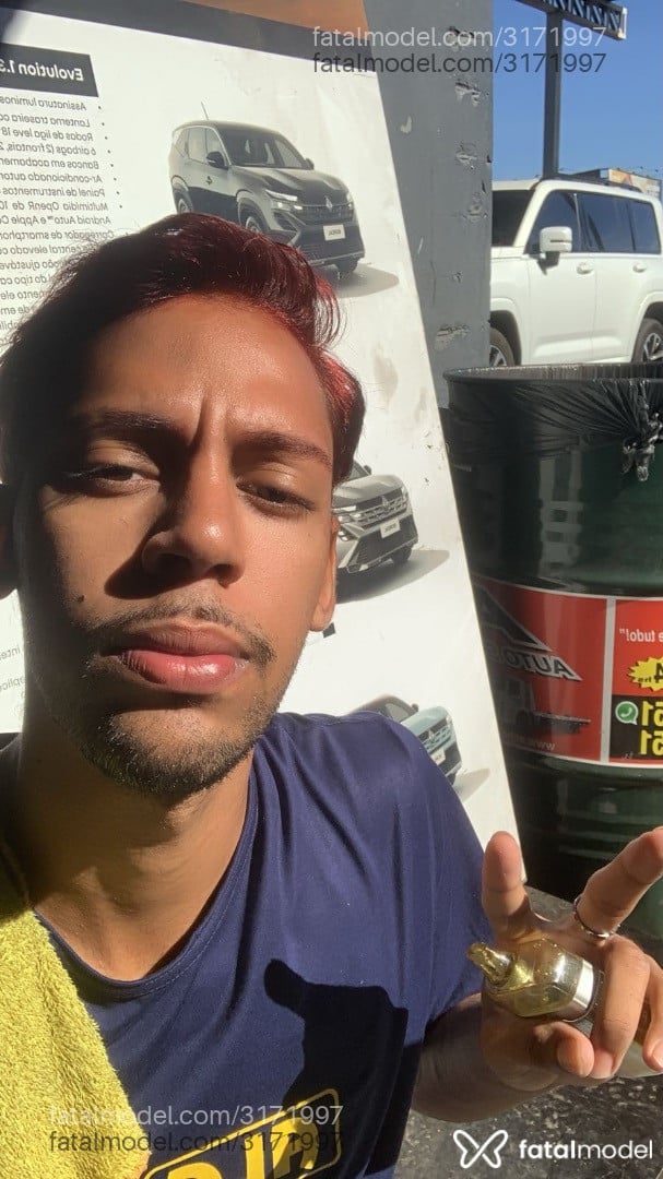Acompanhante homem com cabelo colorido de olhos castanhos - Bruninho