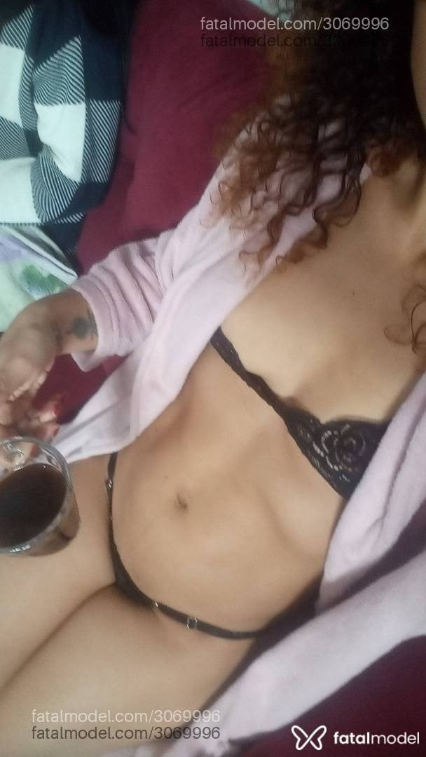 Acompanhante mulher com cabelo castanho de olhos castanhos - Cecília Lima