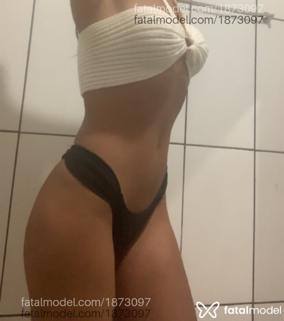 Acompanhante mulher morena (o) de olhos pretos - Júlia Mendes