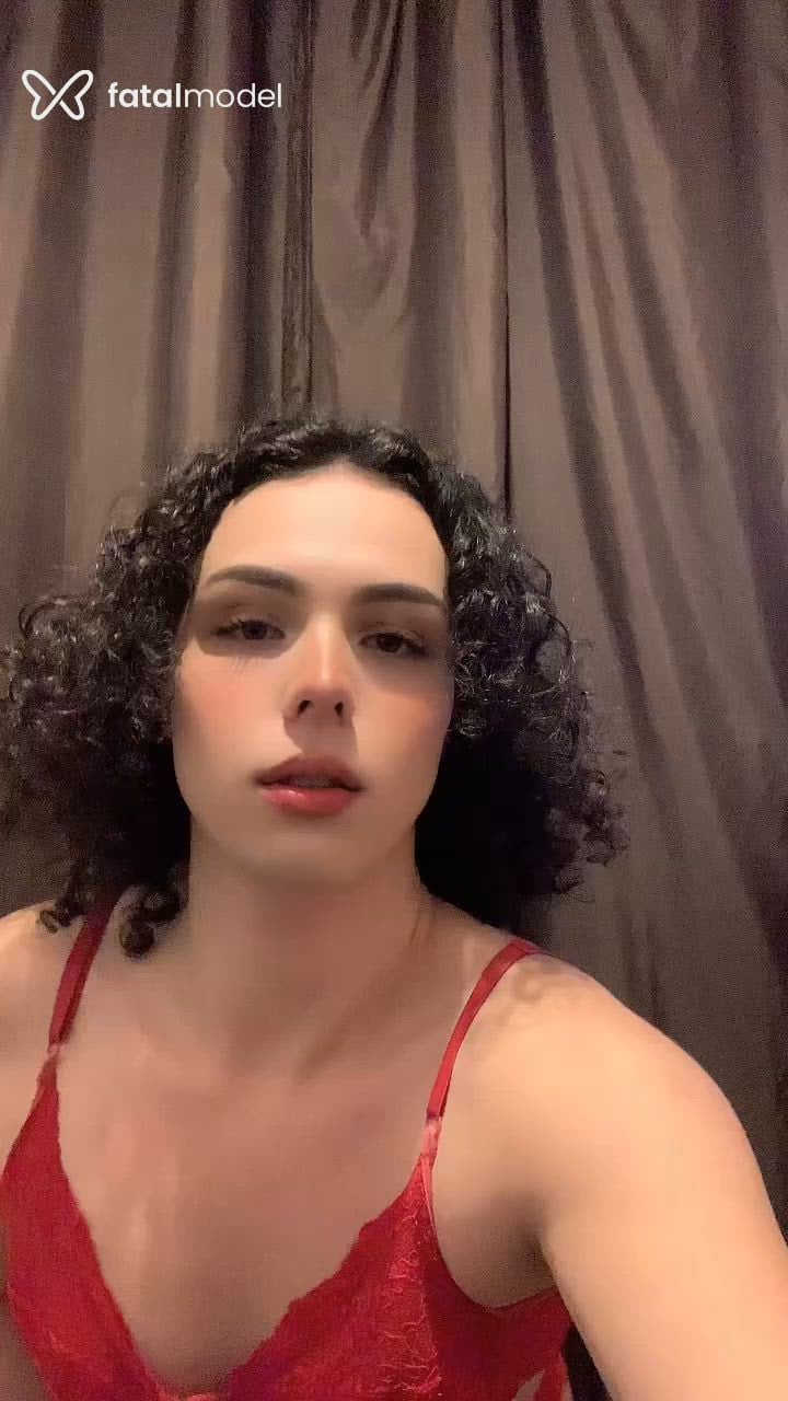 Acompanhante mulher trans com cabelo castanho de olhos mel - Imola