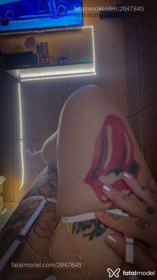 Acompanhante mulher trans morena (o) de olhos pretos - Nath Poison