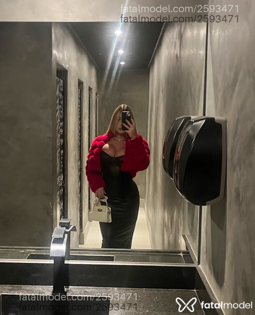 Acompanhante mulher trans loira (o) de olhos castanhos - Sofia