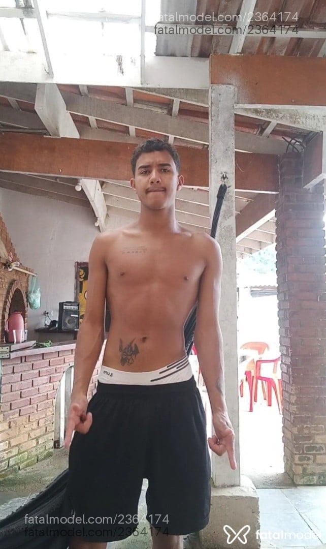Acompanhante homem com cabelo castanho de olhos castanhos - Liahm