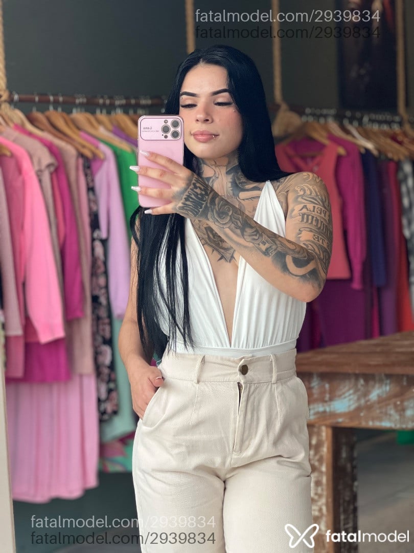 Acompanhante mulher com cabelo castanho de olhos castanhos - Larissa Lima