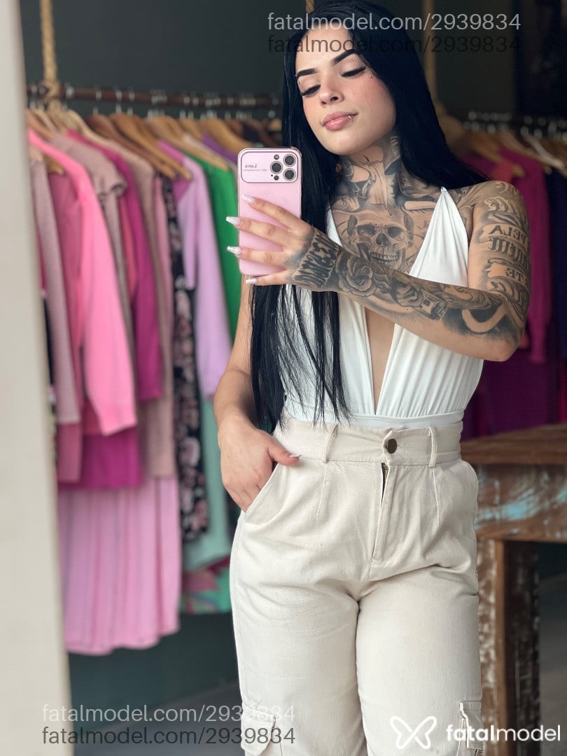 Acompanhante mulher com cabelo castanho de olhos castanhos - Larissa Lima