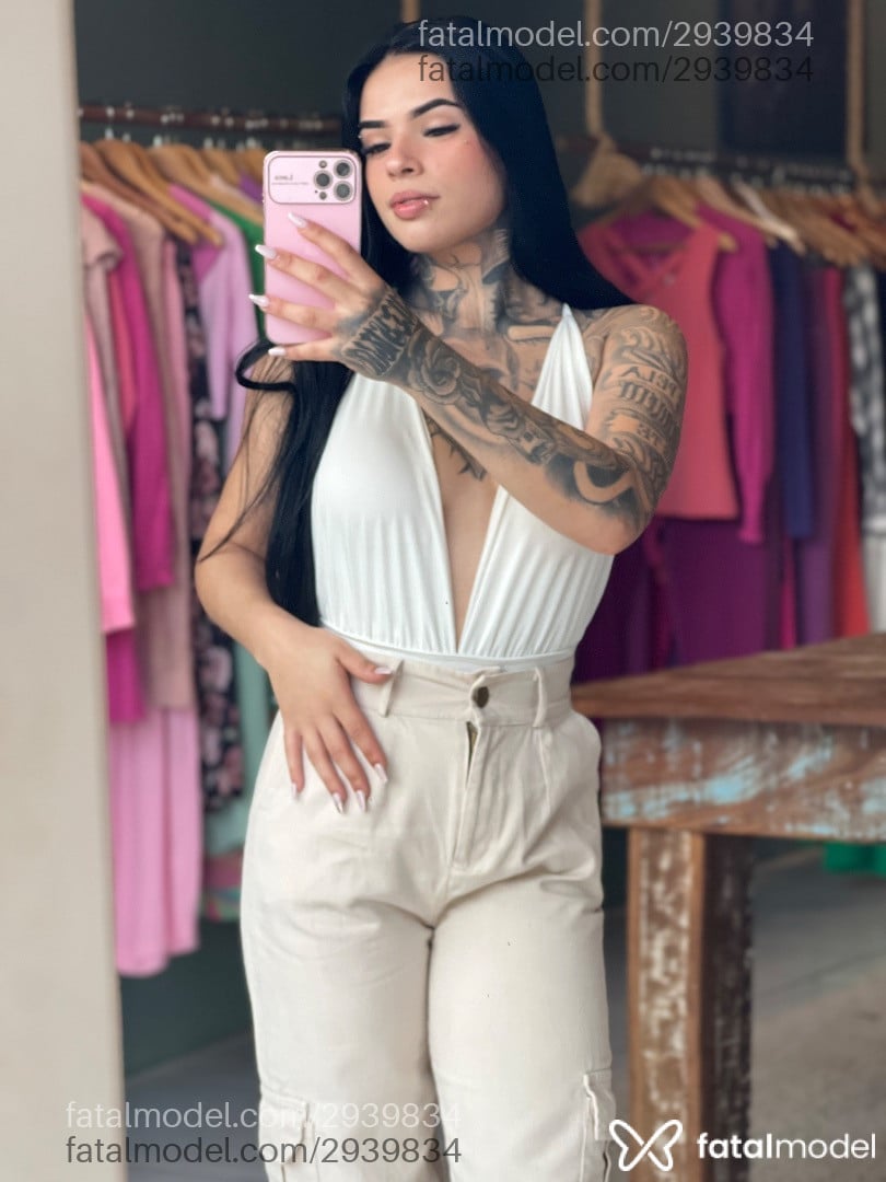 Acompanhante mulher com cabelo castanho de olhos castanhos - Larissa Lima