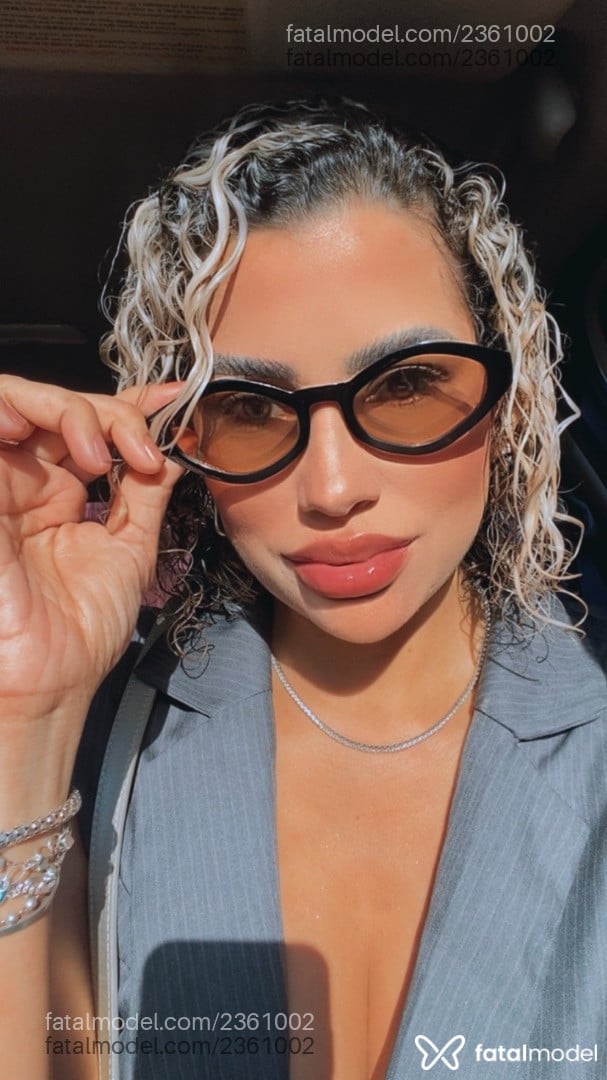Acompanhante mulher loira (o) de olhos castanhos - Yara