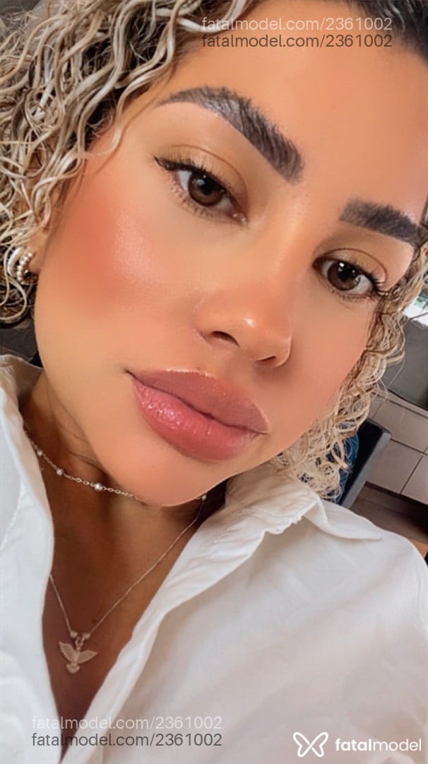 Acompanhante mulher loira (o) de olhos castanhos - Yara