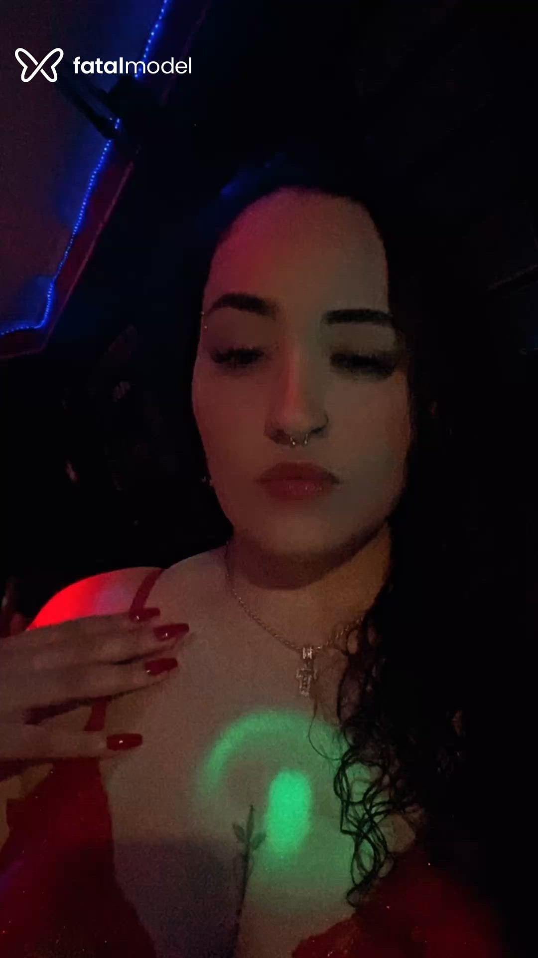 Acompanhante mulher com cabelo castanho de olhos castanhos - Larih Santos Acompanhante mulher com cabelo castanho de olhos castanhos - Larih Santos